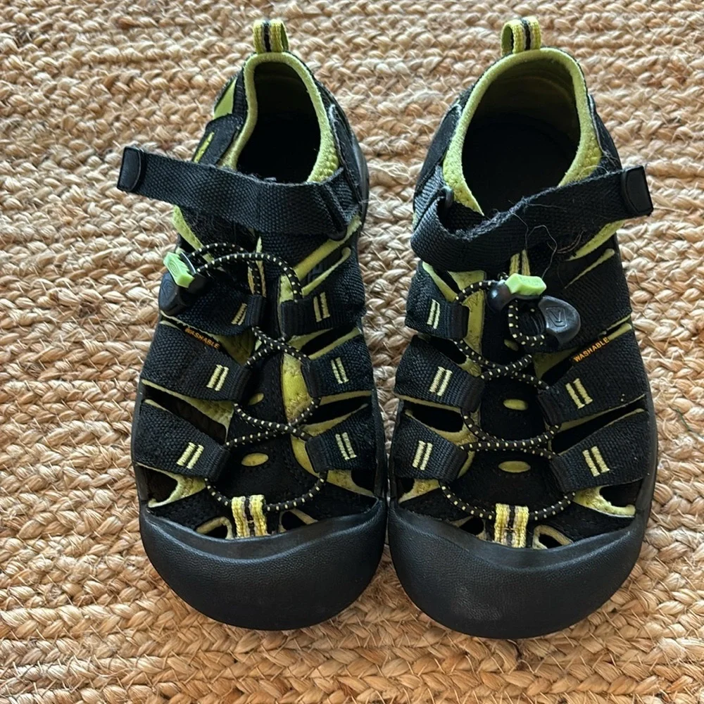 Keen Youth Hiking/water shoes‎ black and neon green youth size 2
